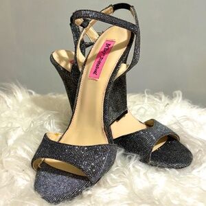 Betsey Johnson -Duane Open Toe Wedge size 9M -NWOB Silver /Black Metallic